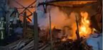 Çekmeköy'de ahşap malzemelerin satıldığı iş yerinde yangın(2)