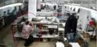 Son dakika haberleri! Depreme tekstil atölyesinde yakalanan çalışanların kaçtığı ve eşyaların sallandığı anlar kamerada