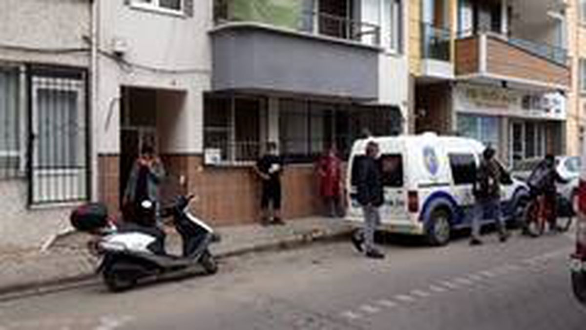 Emekli öğretmen evinde ölü bulundu