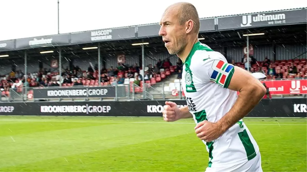 Groningen formasıyla futbola geri dönen Arjen Robben, sakatlandı