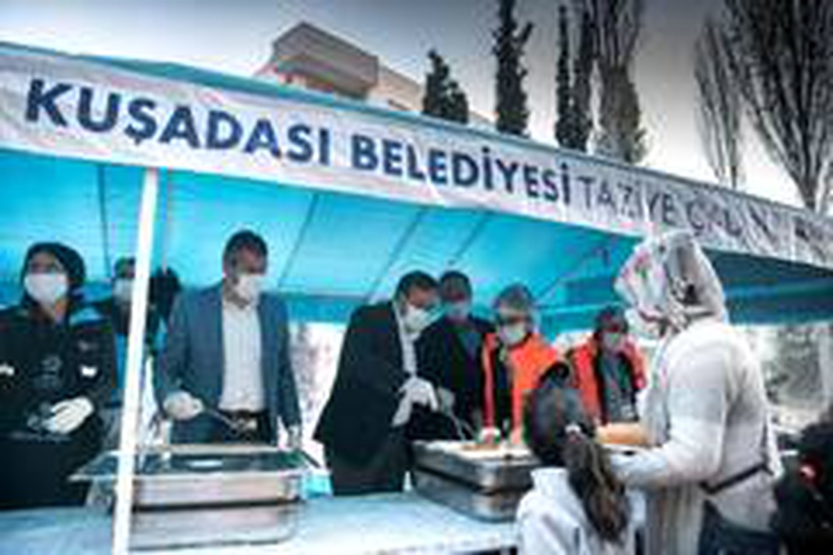 Kuşadası\'nda geceyi dışarıda geçiren vatandaşlara destek sürüyor