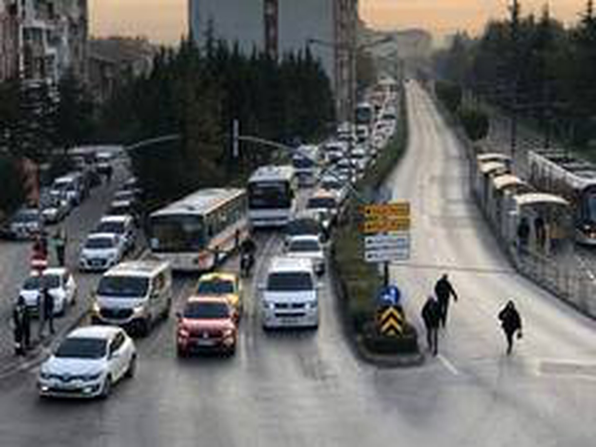 Son dakika haberleri | Maddi hasarlı kazada sabah trafiği kilitlendi