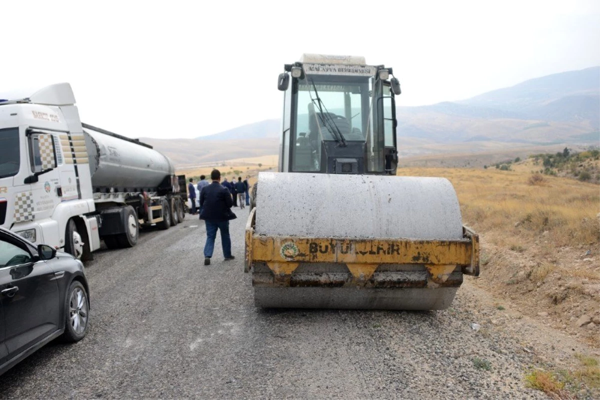 Malatya kırsalında 4 mahallenin grup yolunu asfaltladı