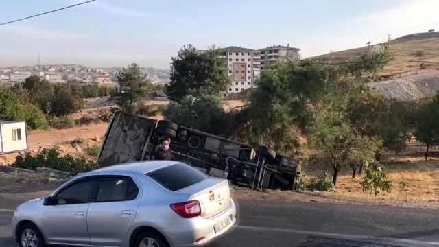 Midibüsün devrilmesi sonucu 14 kişi yaralandı