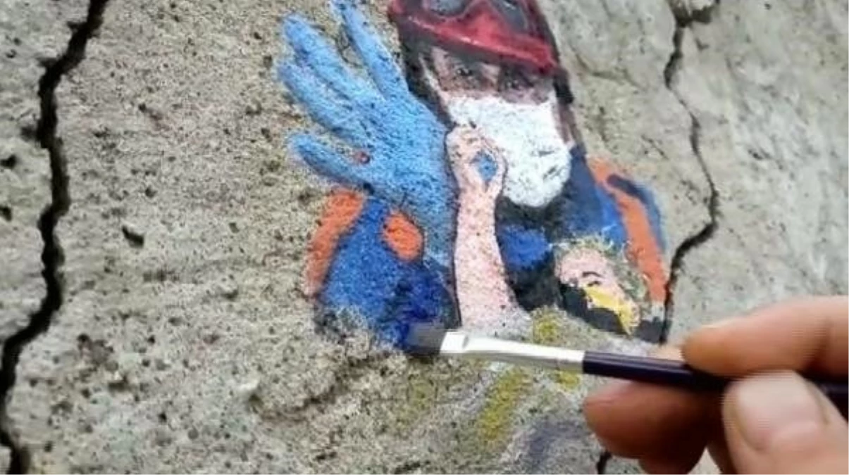 Minik Elif\'in enkazdan kurtarılış anını, duvara resmetti