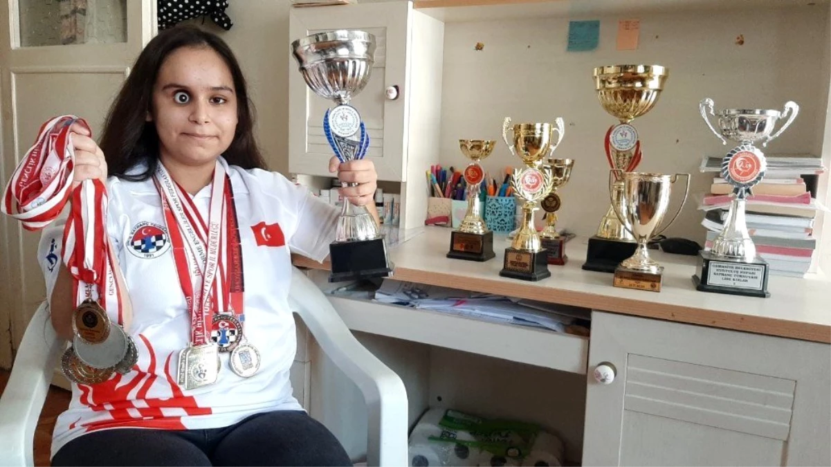 Satranç şampiyonu görme engelli kız iki defa kanseri de şah mat etti
