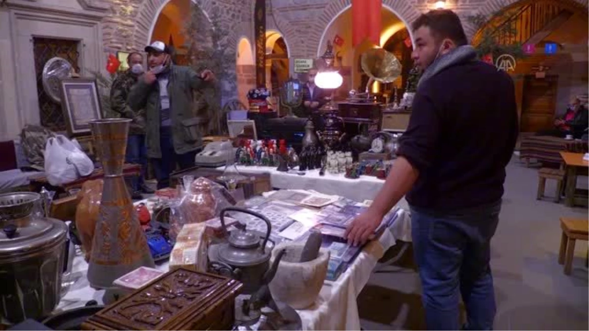 Alem-i Çarşı\'daki "antika pazarı" ziyaretçilerini zamanda yolculuğa çıkarıyor
