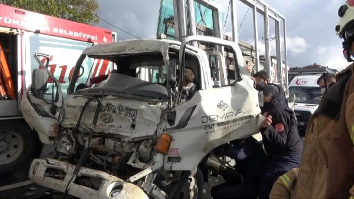 Arnavutköy\'de TIR\'la kamyonet çarpıştı; 3 yaralı