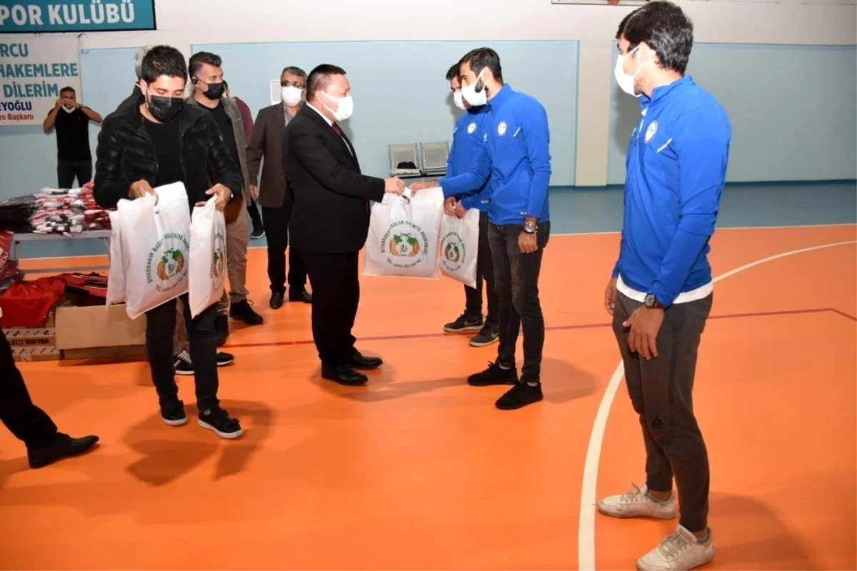 Bağlar Belediye Başkanı Beyoğlu\'ndan sporculara malzeme desteği