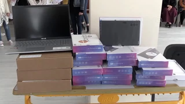 Batman'da 75 kız öğrenciye tablet ve bilgisayar dağıtıldı