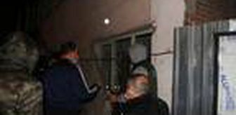 BEYOĞLU'NDA FRENİ TUTMAYAN ÇÖP KAMYONU BİNAYA ÇARPTI