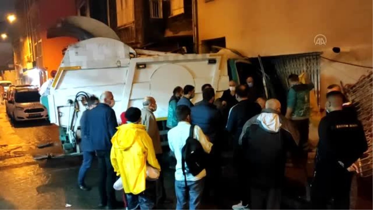 Beyoğlu\'nda yokuş inen kamyon binaya çarptı