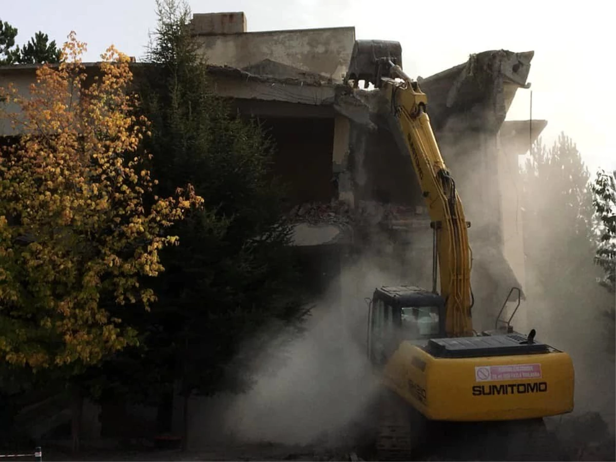 Çavdarhisar\'da PTT binası yıkıldı