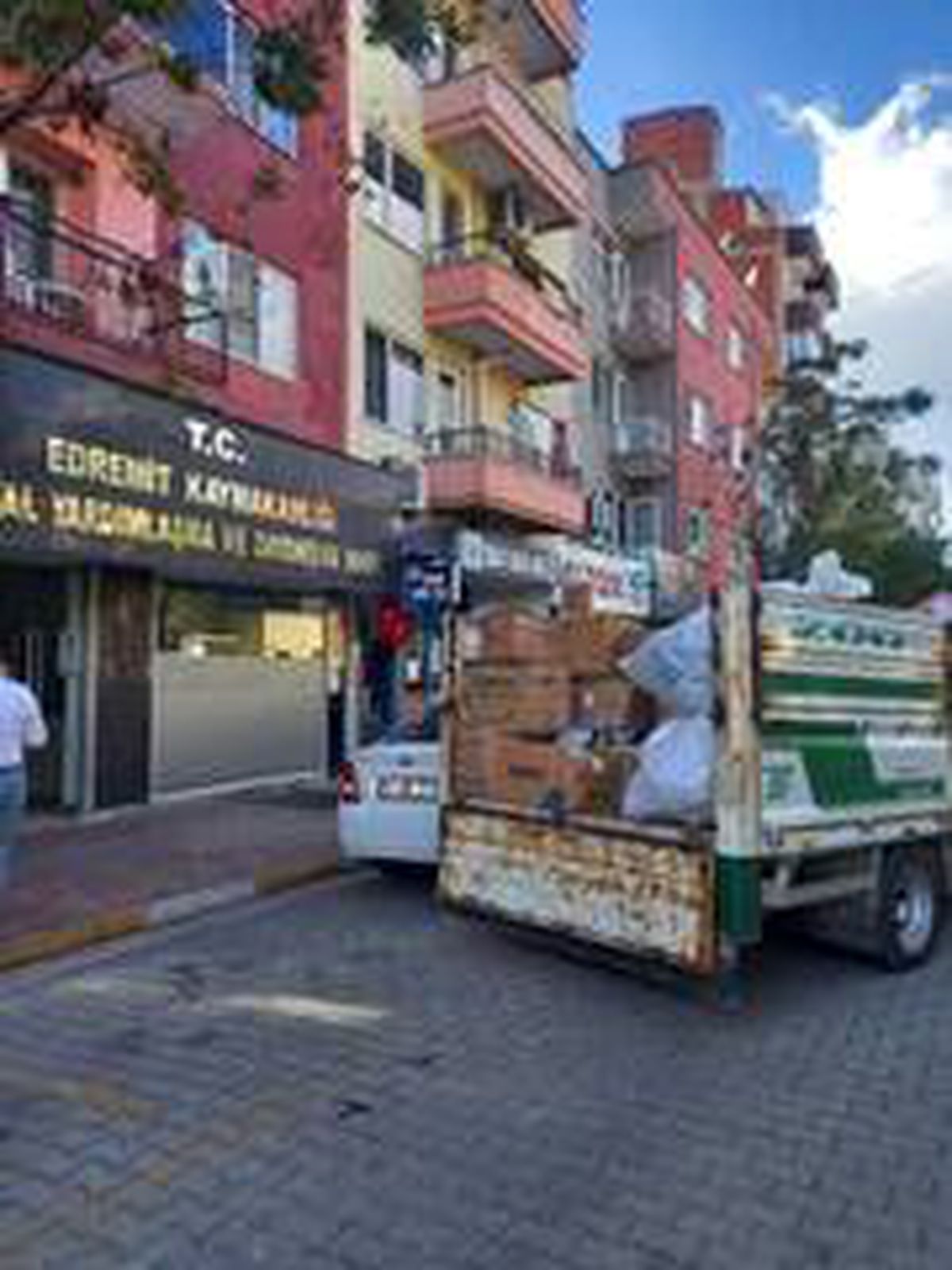 Edremit\'te İzmir için toplanan yardım kolileri yola çıktı