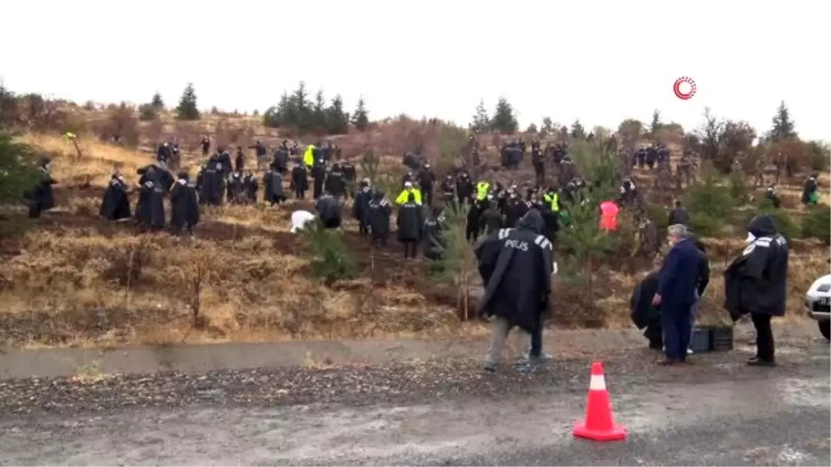 Son dakika haberi | (ELAZIĞ)Elazığ polisi, depremlerde hayatını kaybedenlerin anısına fidan dikti