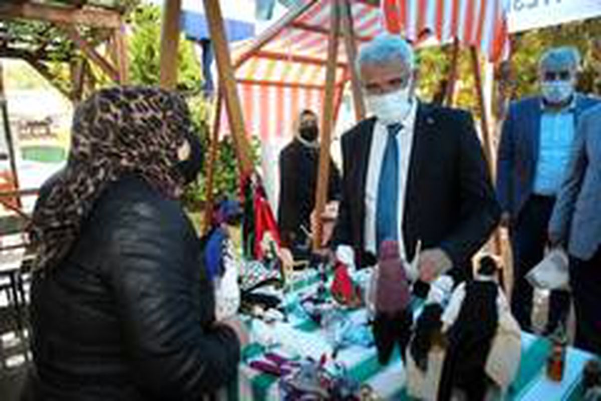 Güder, Hanımeli Pazarı\'nı gezerek alışveriş yaptı