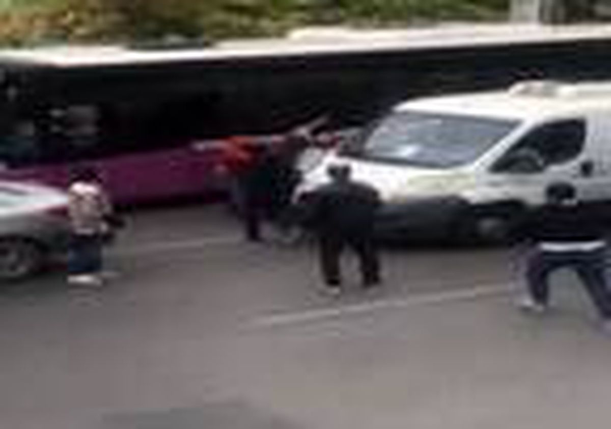 Kadıköy\'de sopalı yol verme kavgası kamerada