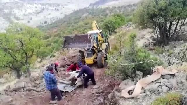 Kayalıklara düşen gebe ineği belediye ekipleri kurtardı