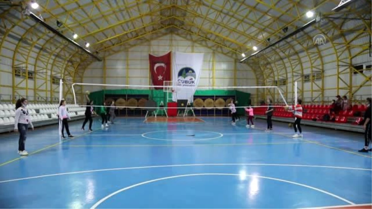 Kendisini keşfeden öğretmeni gibi sporcuları keşfetmeye çalışıyor