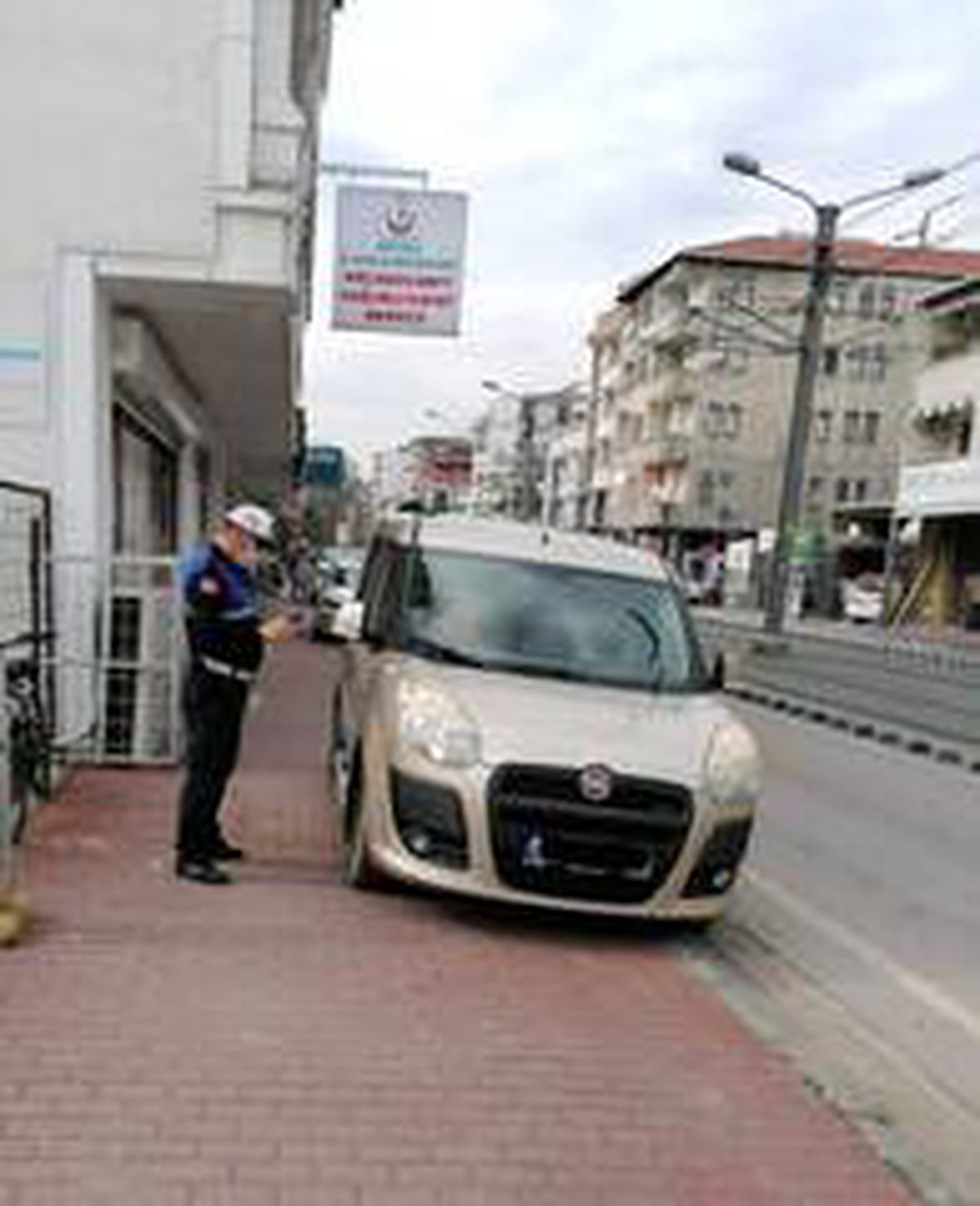 Kocaeli\'de kaldırım parklanmalarına geçit yok