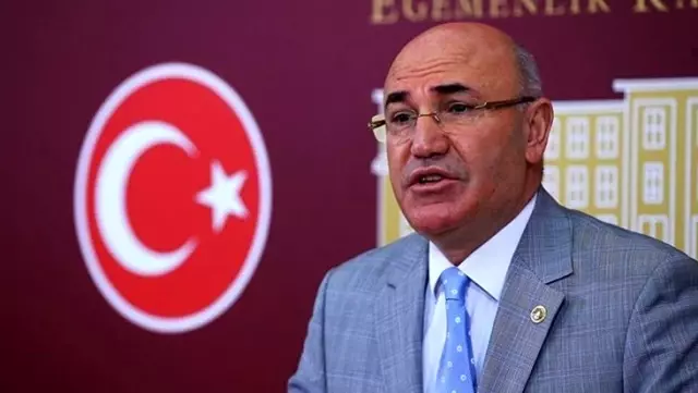 CHP'li Mahmut Tanal, oy çuvalı üzerindeki pozunu paylaşıp Trump ve Biden'a sordu: Geleyim mi?