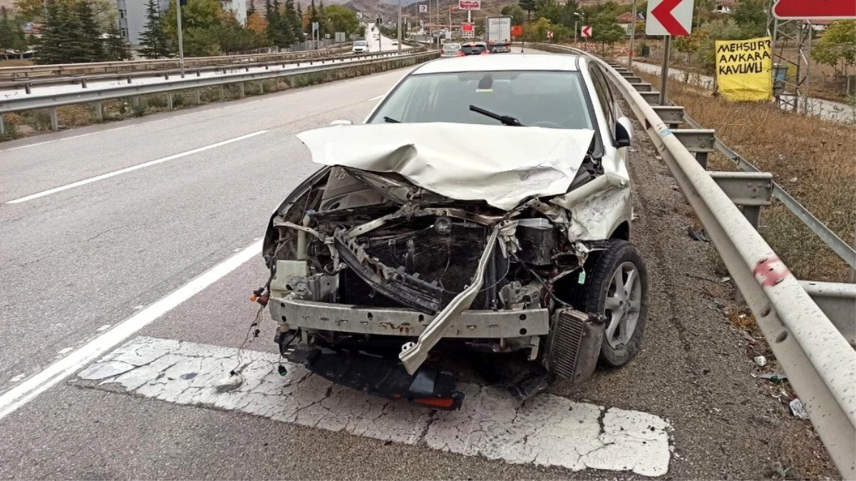 Otomobilin bariyerlere çarptı, sürücü yara almadan kurtuldu