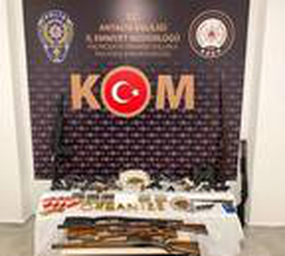 Polisten silah ve mühimmat ticareti operasyonu 10 gözaltı