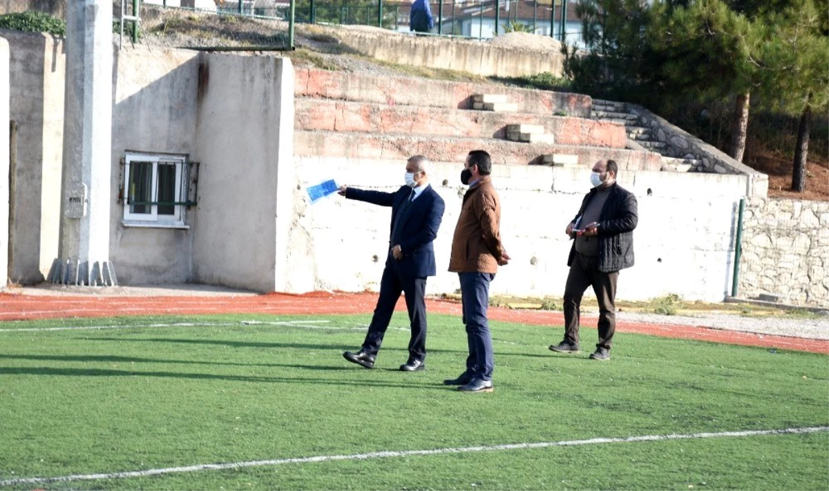 Safranbolu Sentetik Futbol Sahası\'nın zemini yenileniyor