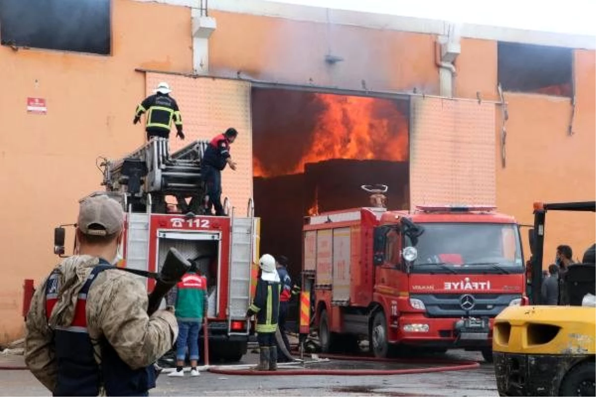 Şanlıurfa\'da tekstil fabrikasının deposunda yangın