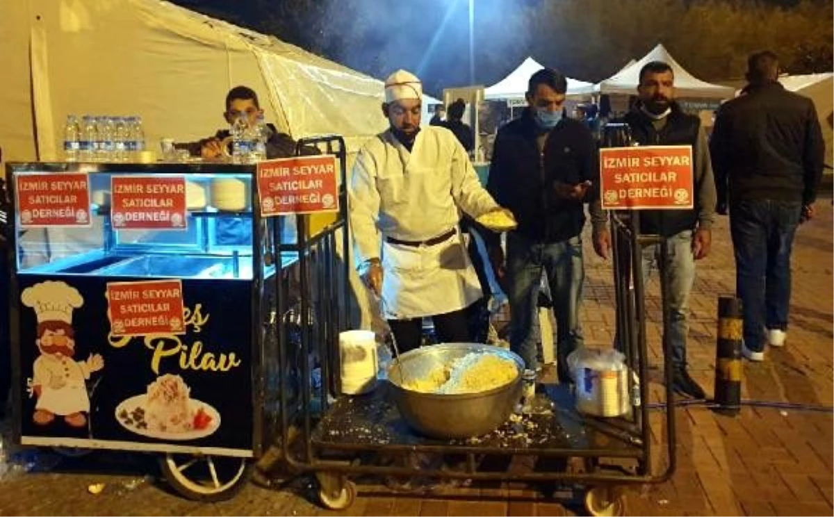 Seyyar satıcılar, depremzedelere tavuklu pilav ve ayran dağıttı