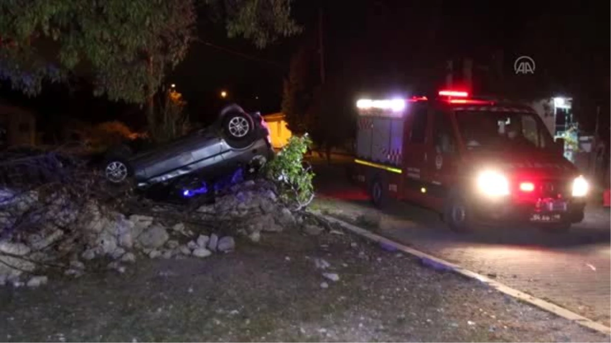 Son dakika... Uşak\'ta bahçe duvarına çarparak devrilen aracın sürücüsü öldü