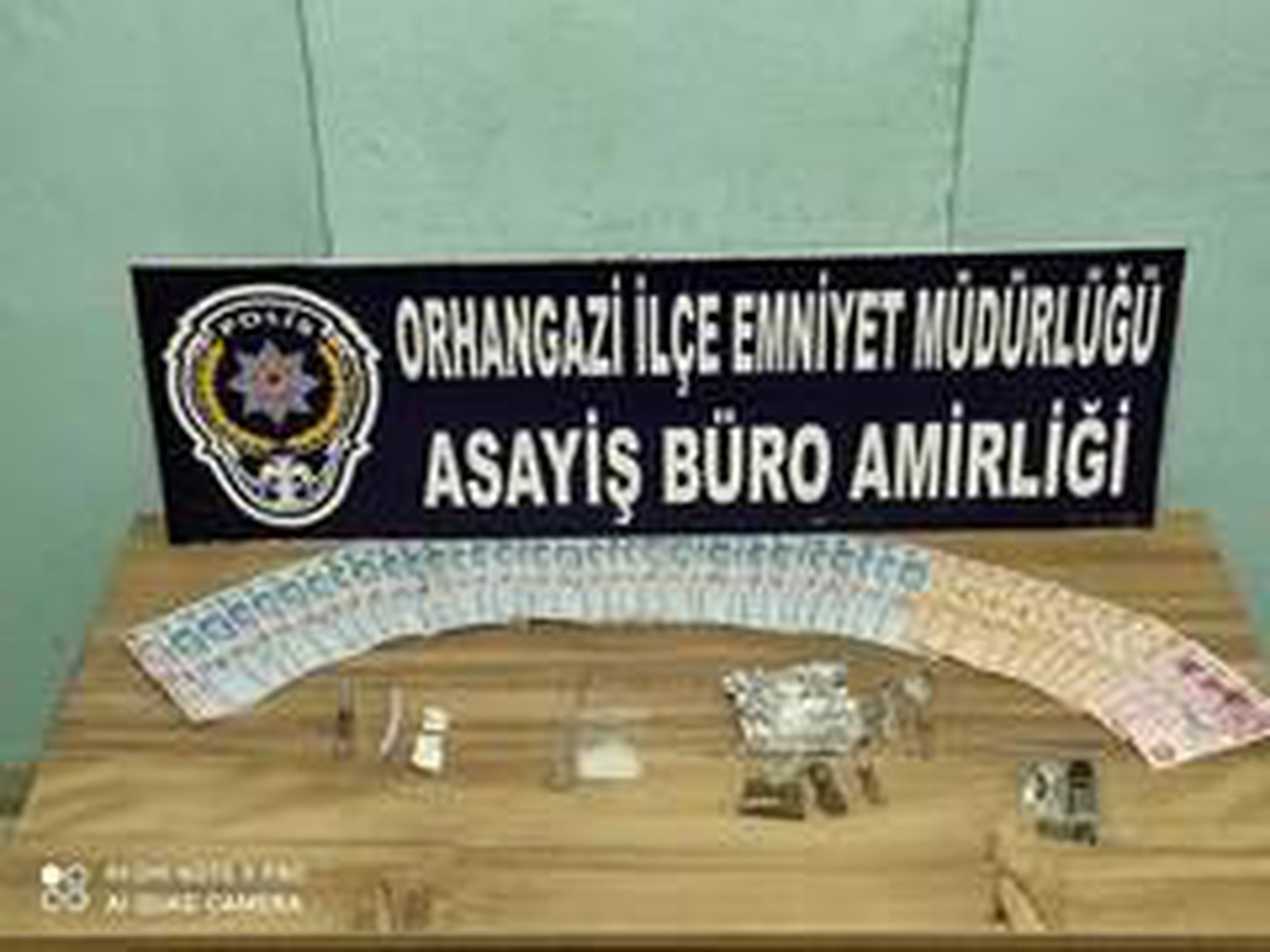 Uyuşturucu ticareti yapan 2 kişi tutuklandı