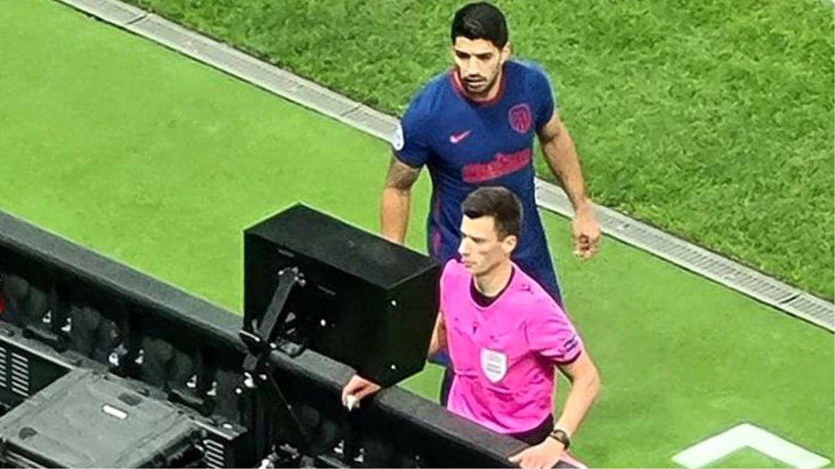 VAR\'a giden hakemin arkasında durarak pozisyonu izleyen Luis Suarez sarı kart gördü