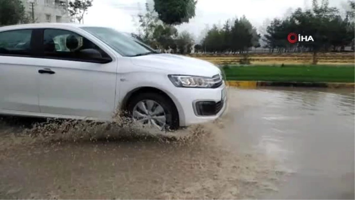 Yavuzeli\'nde yağmur yolda su birikintilerine neden oldu... Vatandaşlar olumsuz etkilendi