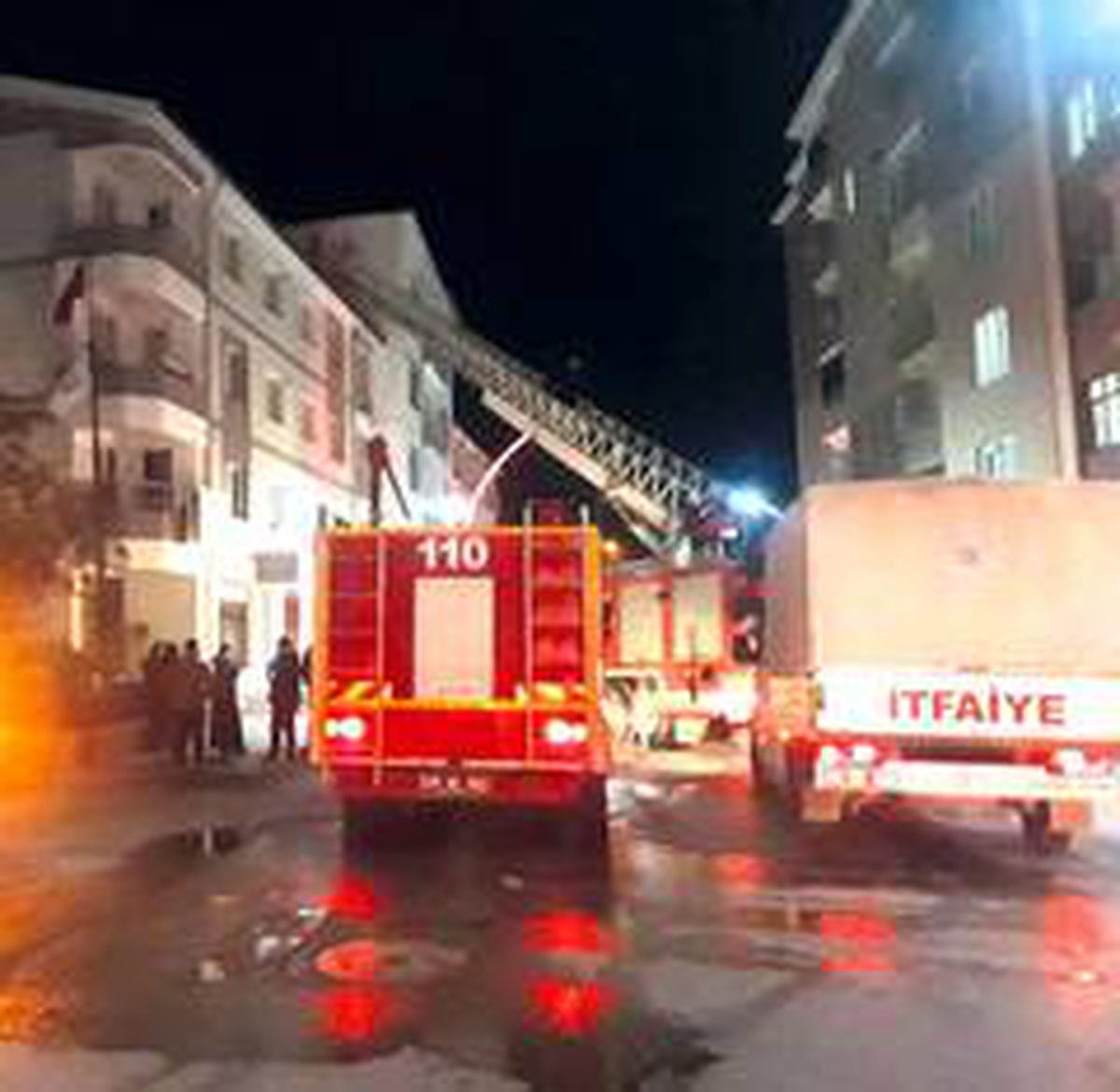Apartmanın havalandırma bölümünde çıkan yangın korkuttu