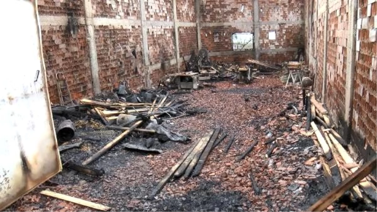 Arnavutköy\'de marangoz atölyesinde yangın: 1 ölü
