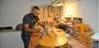 Bir ustanın ellinde şekillenen sanat eseri: Tanbur