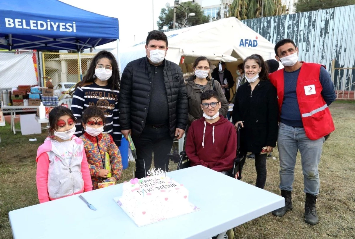 Çadır kentte umut dolu doğum günü sürprizi