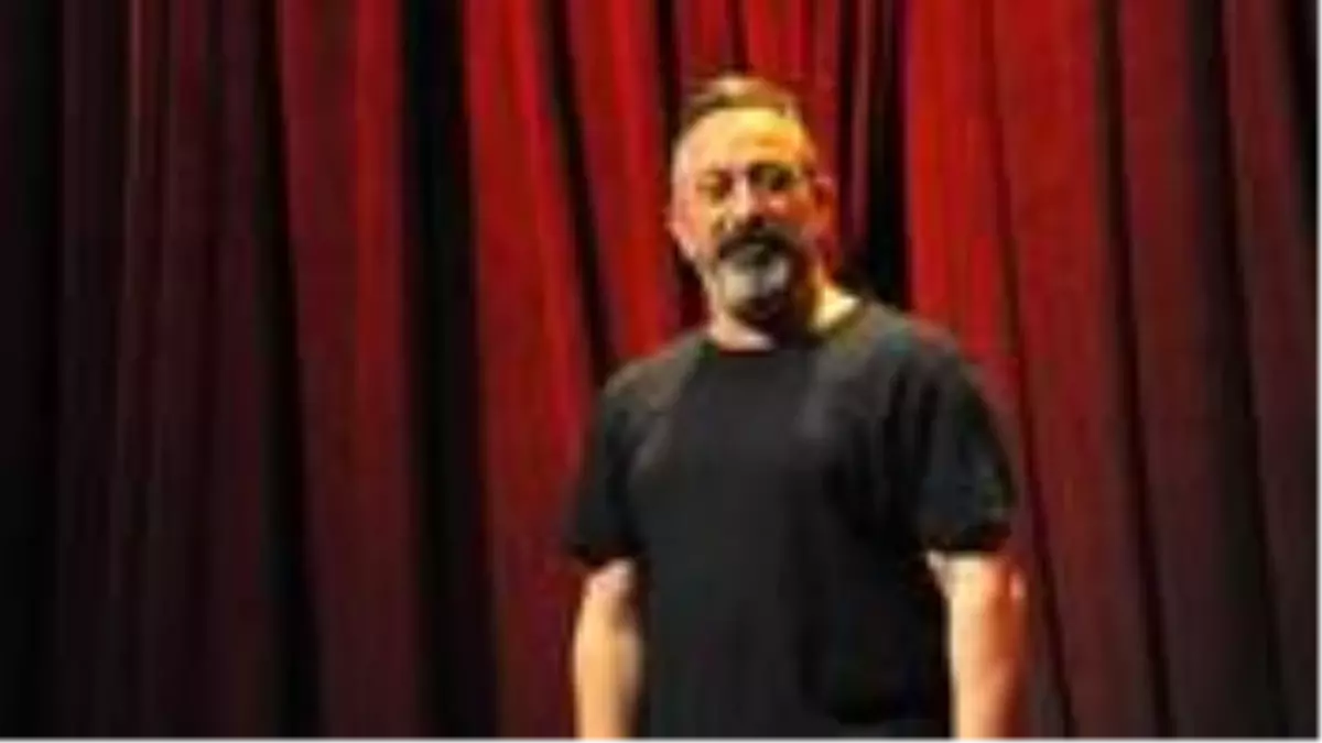 Cem Yılmaz, Saadet Özsırkıntı ile aşk yaşadığı iddialarına imalı paylaşımla yanıt verdi