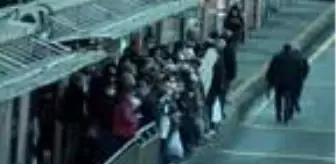 Cevizlibağ metrobüs duraklarında akşam yoğunluğu