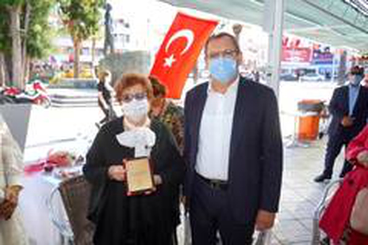 Düzenlediği imza gününde kitaplarının gelirini öğrencilere bağışladı