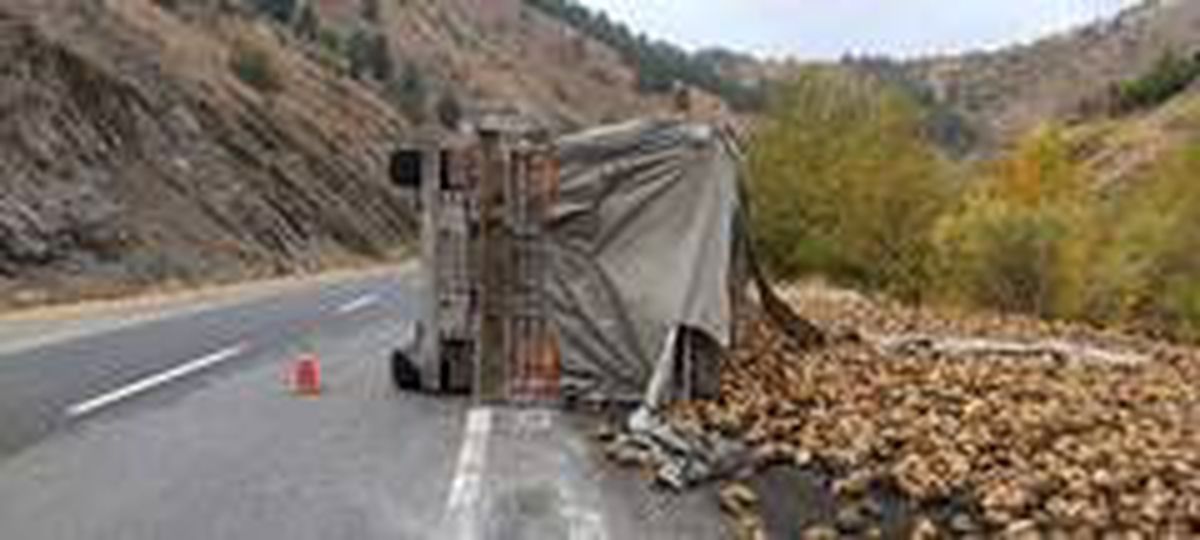 Elazığ\'da pancar yüklü tır devrildi