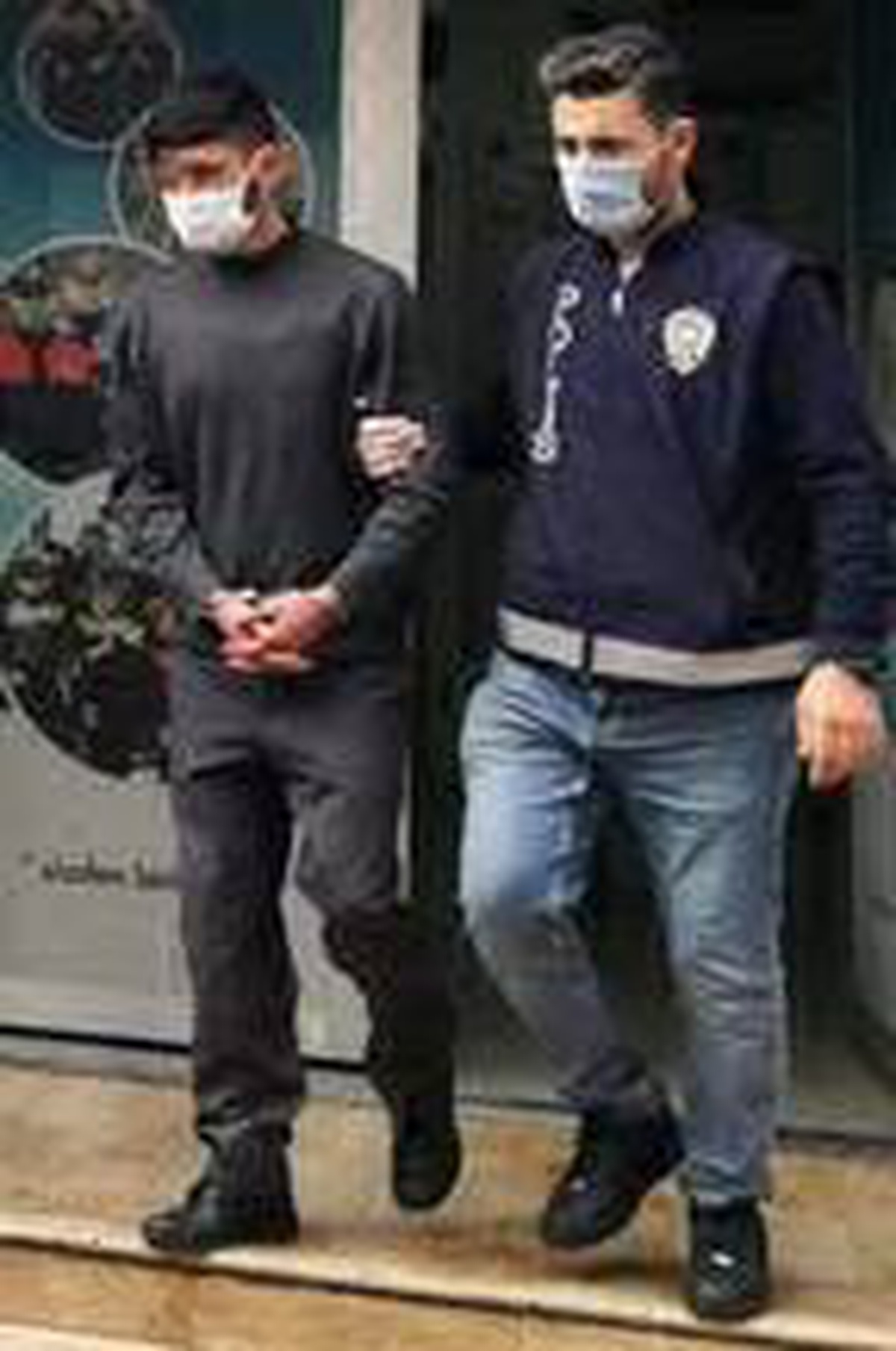 Evden tabanca ve ziynet eşyası çalan hırsız İstanbul\'da yakalandı