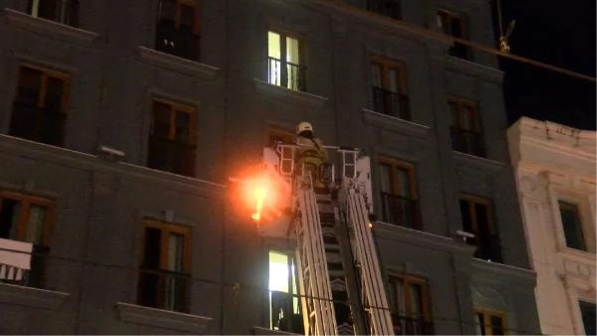 Fatih\'te korkutan otel yangını(