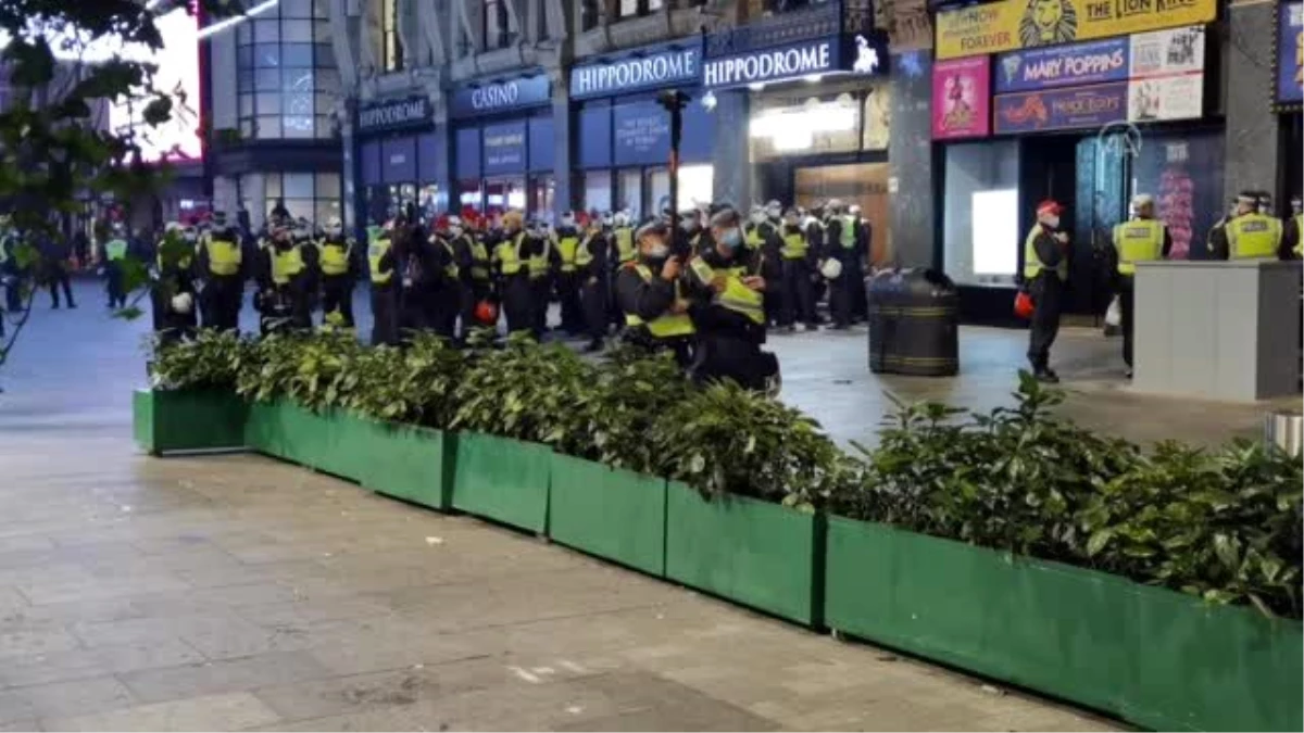 Son dakika haberleri | İngiltere\'de karantina protestosunda 104 kişi gözaltına alındı