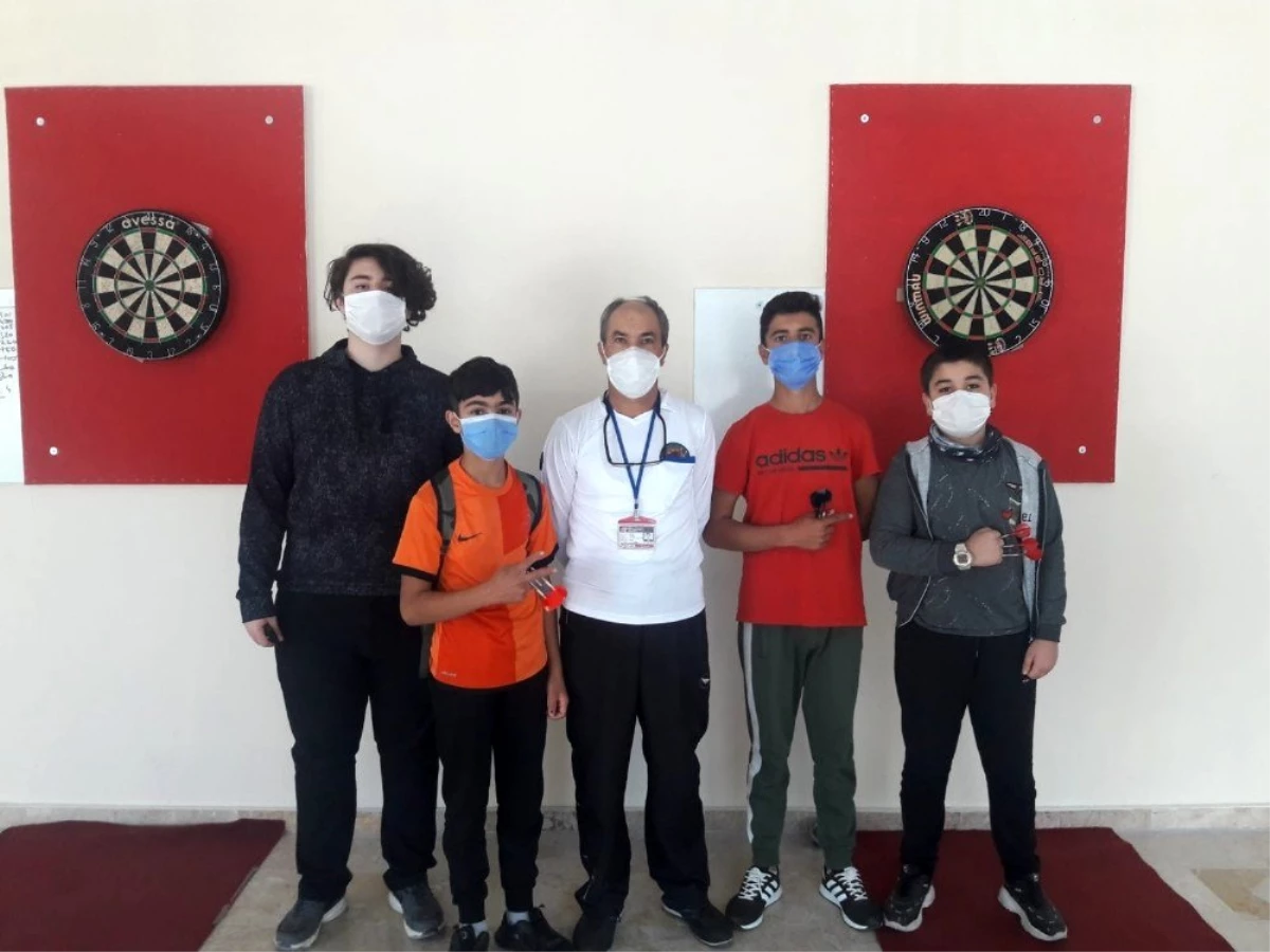 Isparta\'da muhtarın çalıştırdığı sporcuların dart başarısı