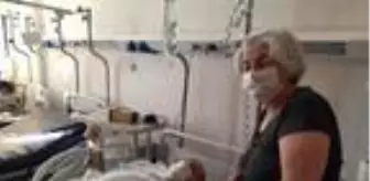 Kaburgalarındaki kırıklara rağmen kapı camını kırıp torunu ile eşini kurtarmayı başardı