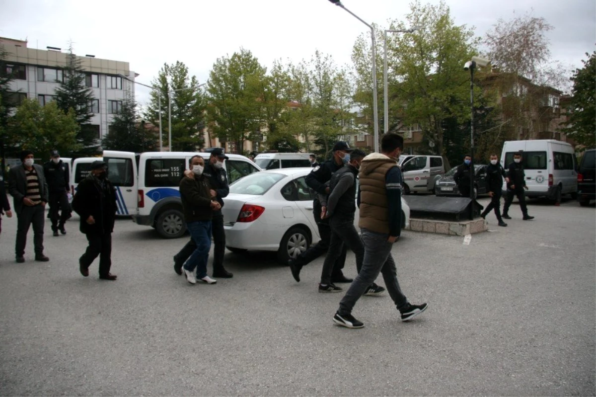 Korona tedbirlerini hiçe sayıp asker eğlencesi yapan gençler polise saldırdı