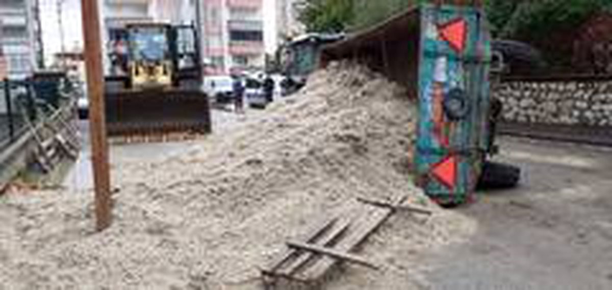 Küspe yüklü römork, saplandığı çukurdan çıkarılırken devrildi