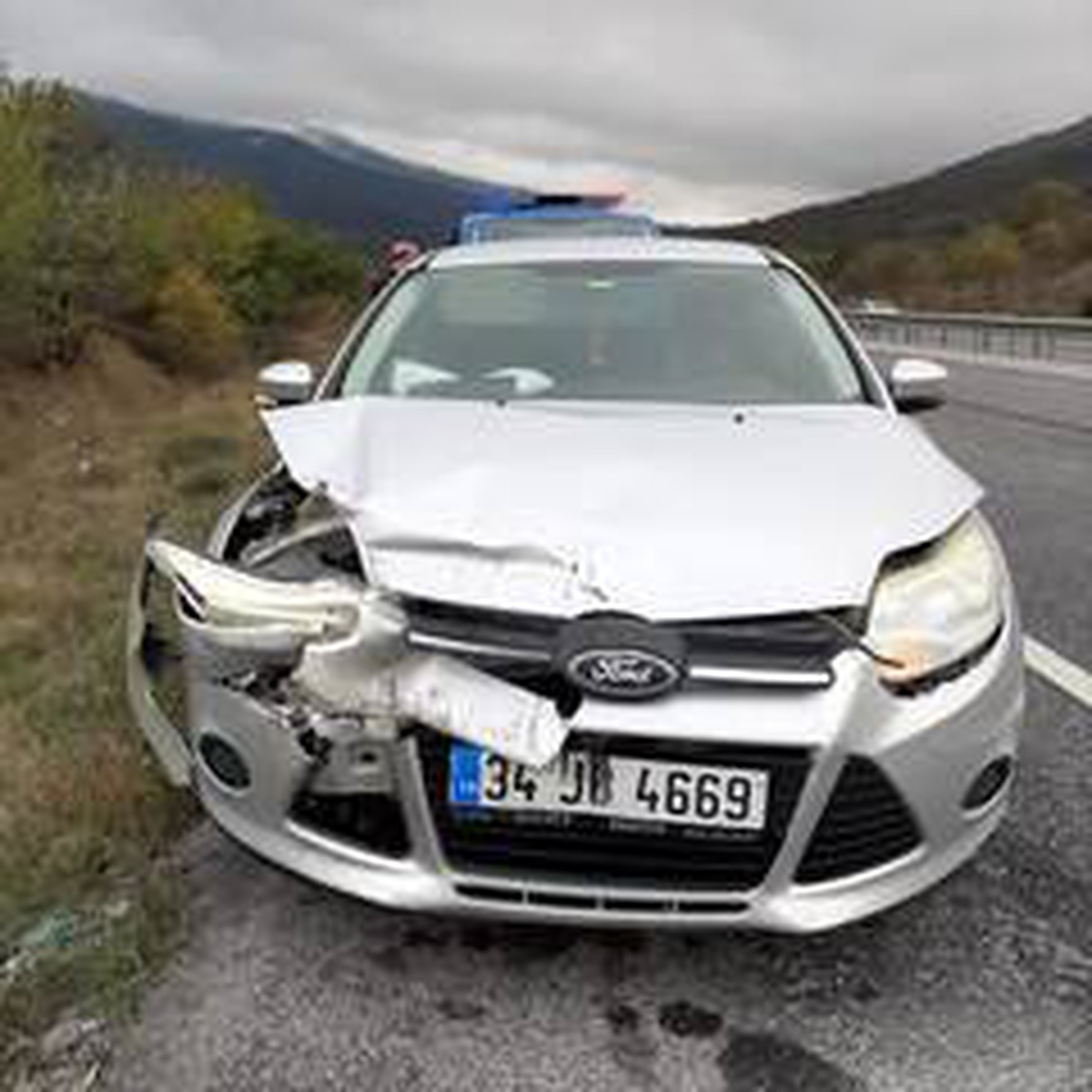 Otomobil çekiciye çarptı; 3 yaralı